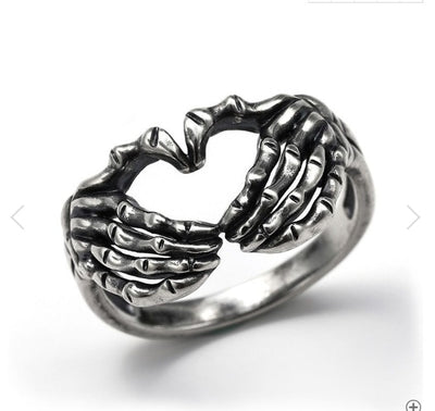Retro skull hand with heart-shaped ring creative couple stainless steel personality punk hip hop men and women party